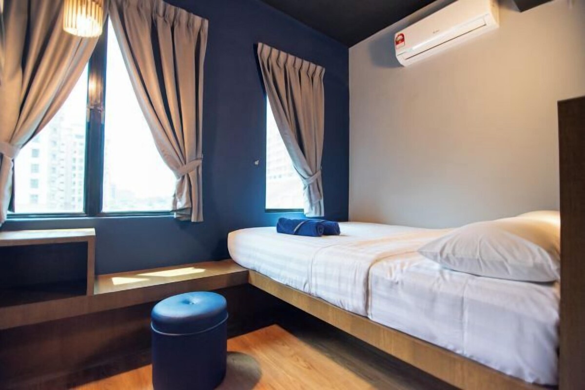 Blackout curtains, free WiFi, bed sheets