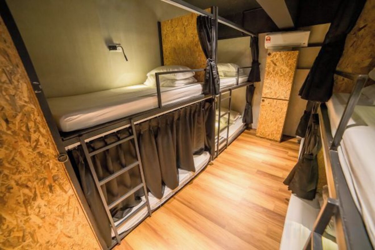 Cortinas opacas, wifi gratis, ropa de cama