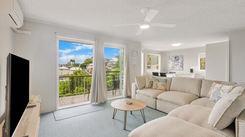 Skyline Unit 12- Located in central Coolangatta easy walk to beaches, cafes & shops, Wi-Fi Inc.