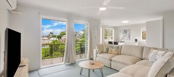 Skyline Unit 12- Located in central Coolangatta easy walk to beaches, cafes & shops, Wi-Fi Inc.