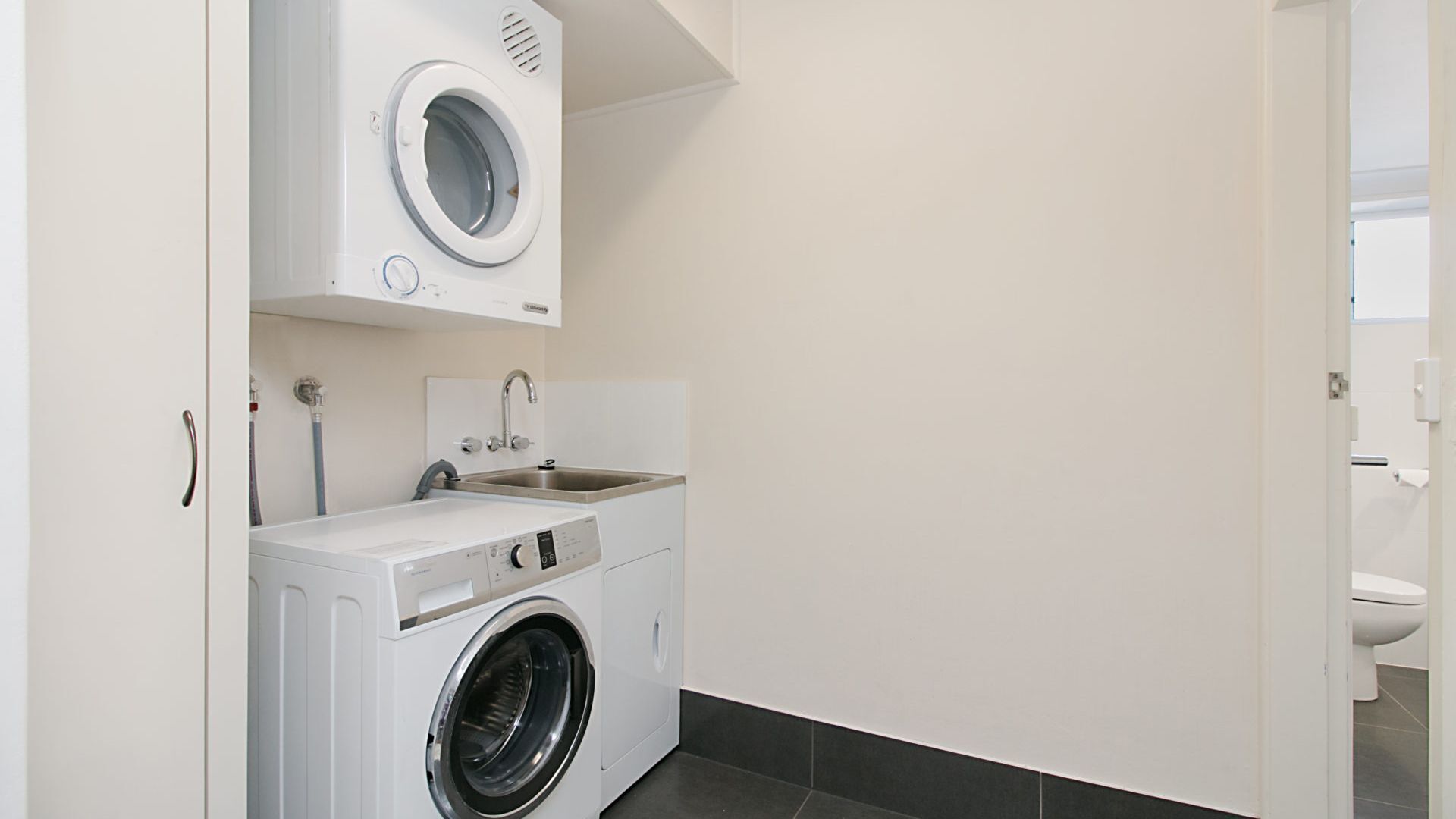 Maybury Unit 3 only a 70 Metre walk to Rainbow Bay beach Coolangatta FREE Unlimited Wi-Fi — image 2