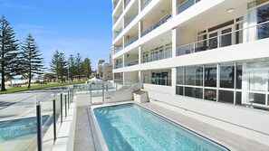 Pool - Rainbow Pacific Unit 20- Lovely Beachfront unit in Rainbow Bay Coolangatta with Wi-Fi Included (Coolangatta)