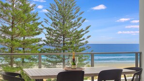 Outdoor dining - Rainbow Pacific Unit 20- Lovely Beachfront unit in Rainbow Bay Coolangatta with Wi-Fi Included (Coolangatta)