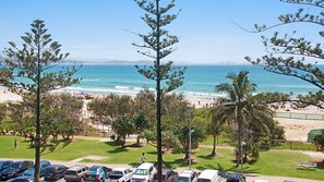On the beach - Kooringal Unit 24 Located right on Greenmount beachfront with ocean views (Coolangatta)