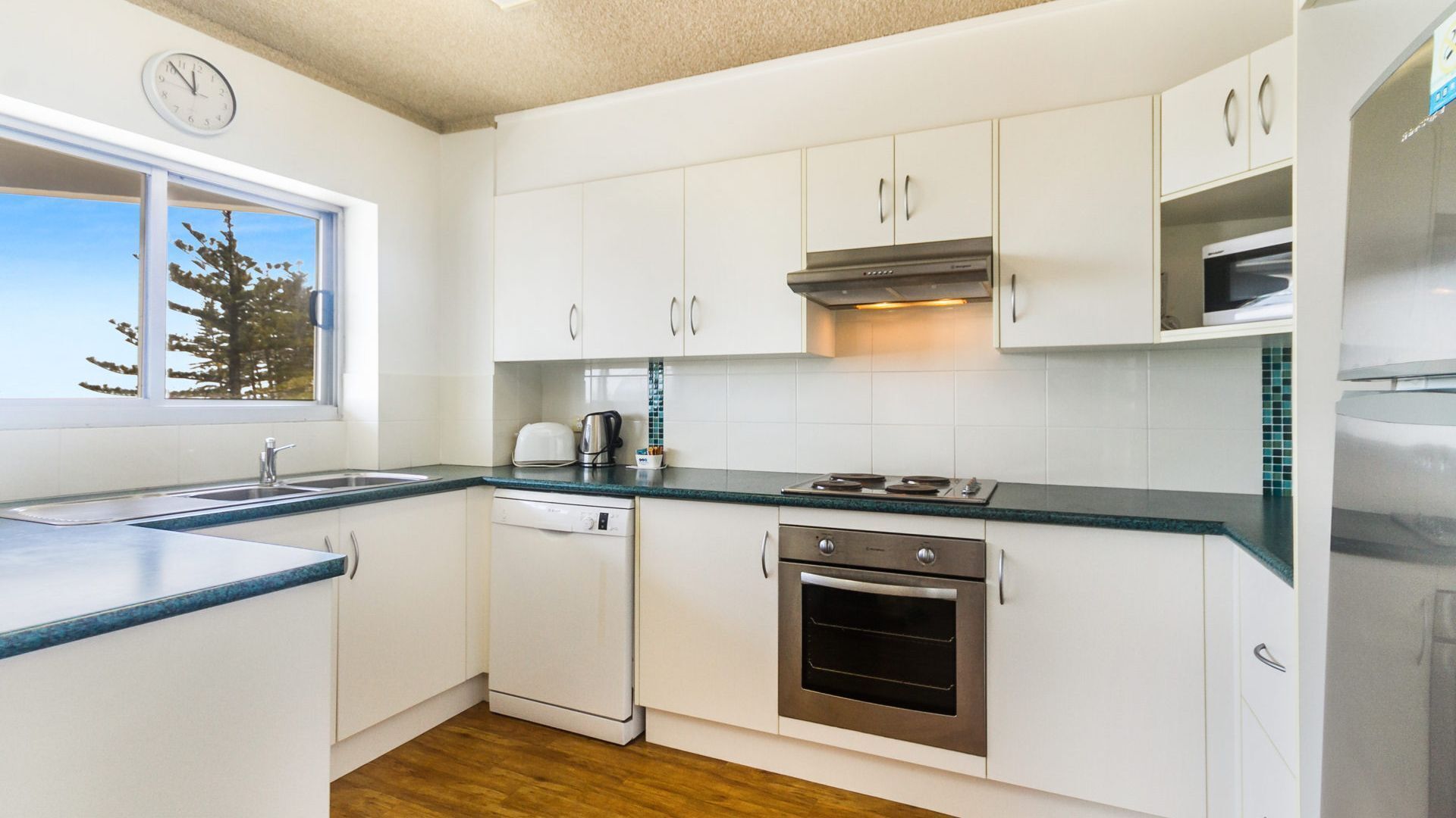 Kooringal Unit 24 Located right on Greenmount beachfront with ocean views — image 9