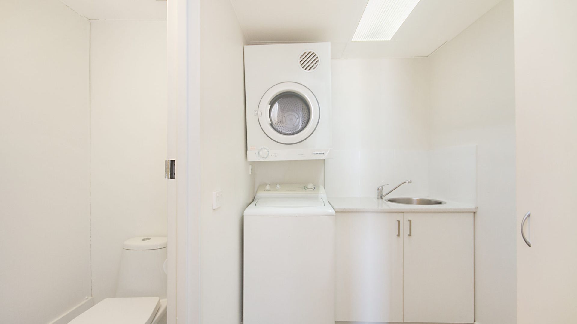 Kooringal Unit 24 Located right on Greenmount beachfront with ocean views — image 2