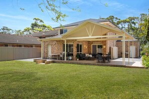 Outdoor dining - Spectacular - Belle Escapes Jervis Bay (Vincentia)