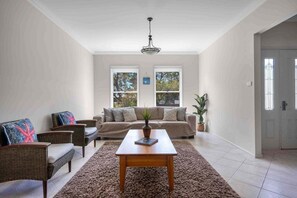 TV - Spectacular - Belle Escapes Jervis Bay (Vincentia)