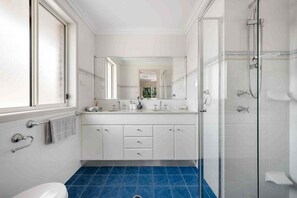 Bathtub - Spectacular - Belle Escapes Jervis Bay (Vincentia)