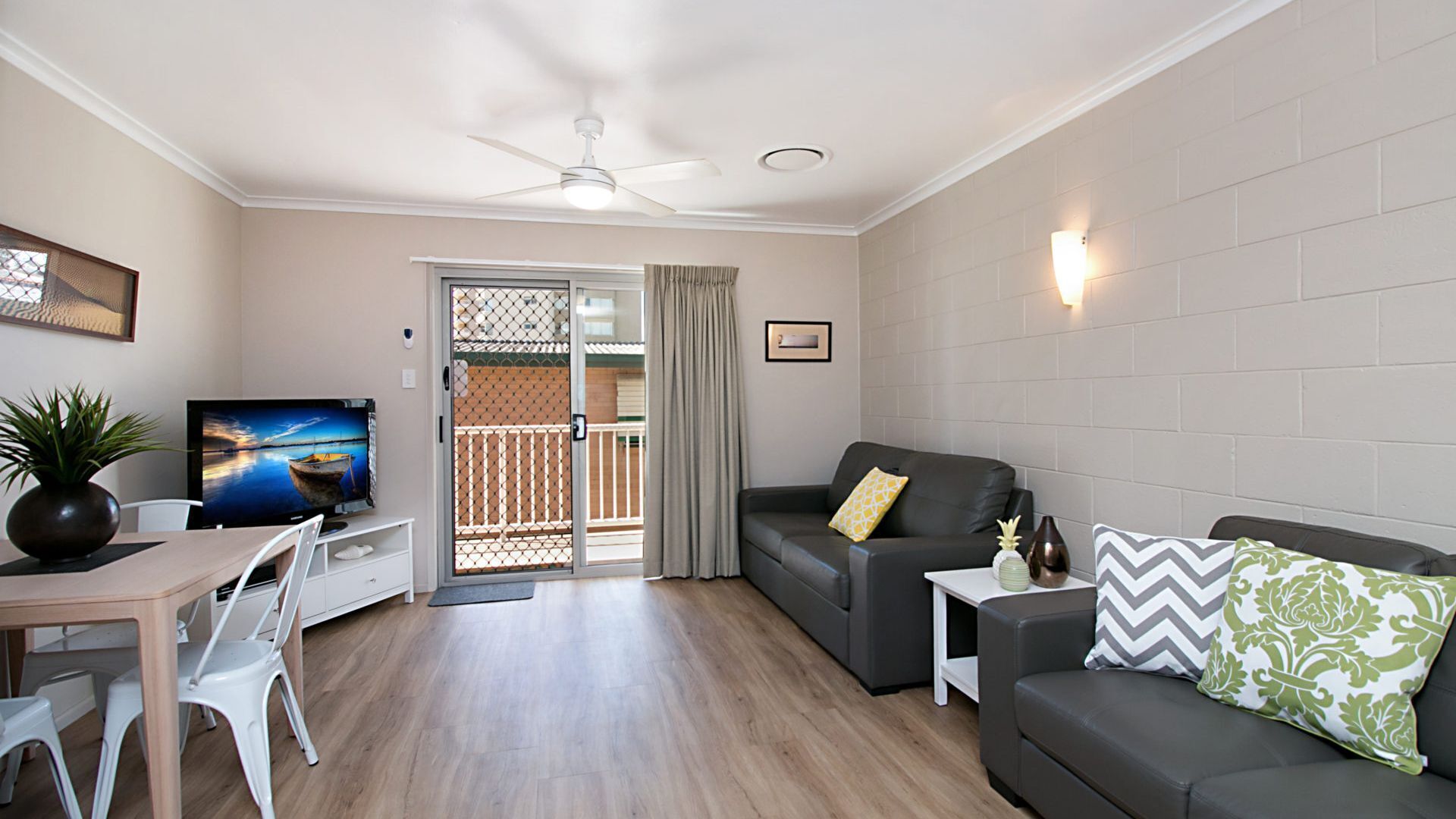 Mavic Court Unit 4 Only 200m to Rainbow Bay Beach in Coolangatta — image 6