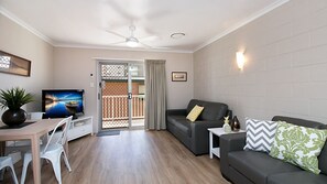 TV - Mavic Court Unit 4 Only 200m to Rainbow Bay Beach in Coolangatta (Coolangatta)
