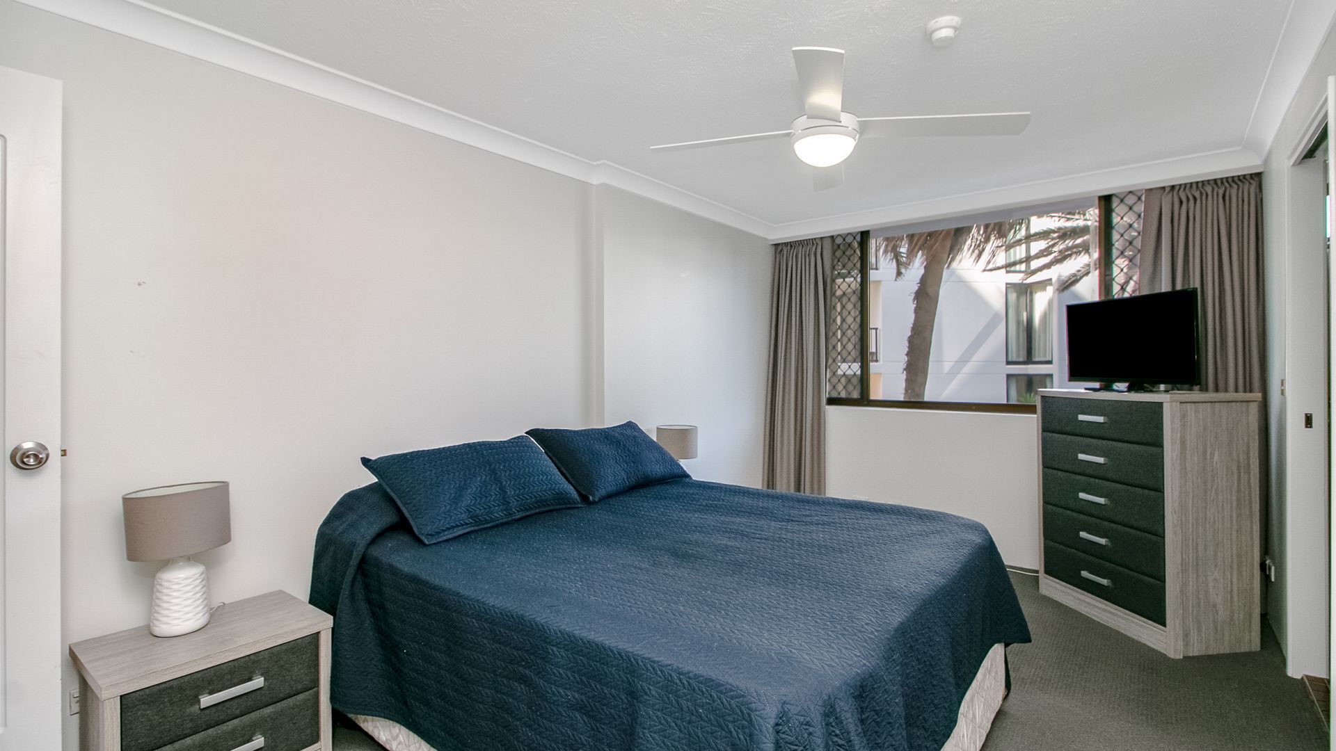 Aries Unit 5 On Coolangatta beachfront with ocean views — image 8