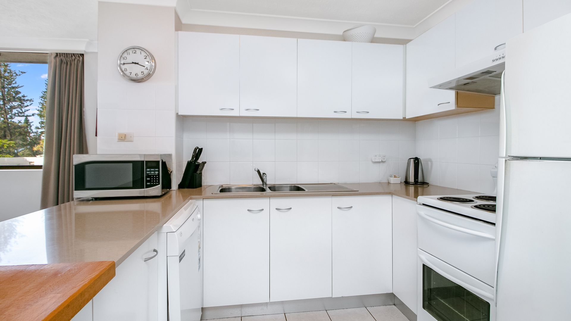 Aries Unit 5 On Coolangatta beachfront with ocean views — image 7