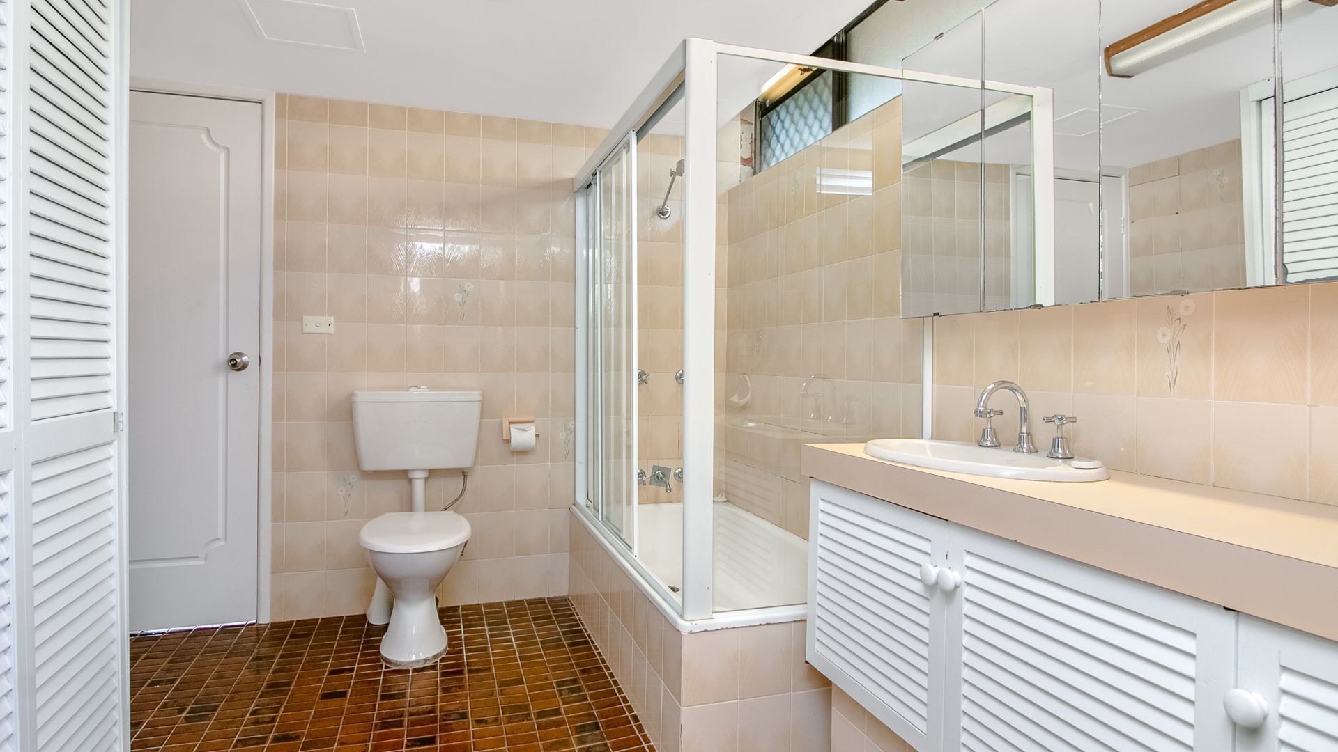 Aries Unit 5 On Coolangatta beachfront with ocean views — image 10