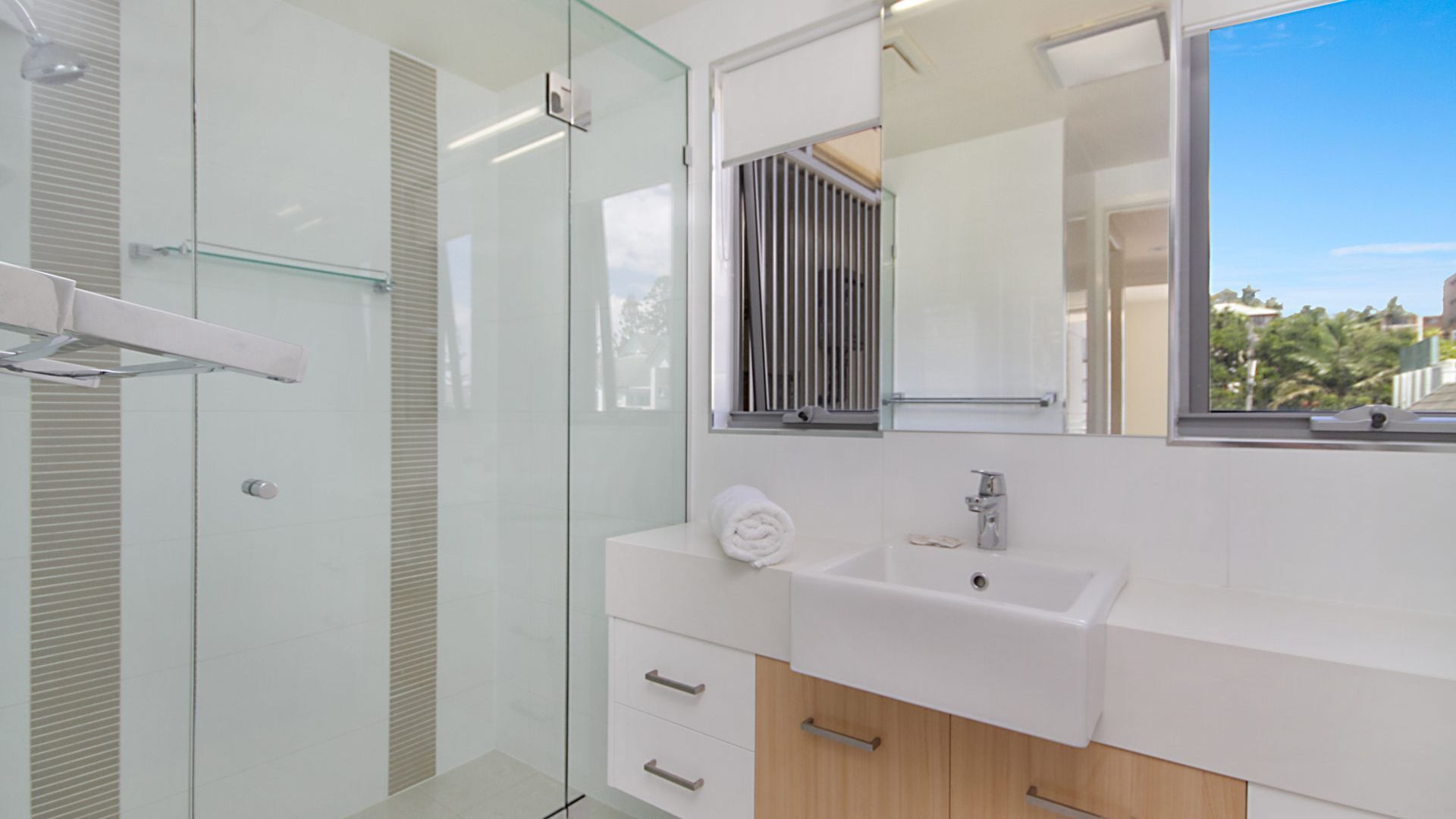 Maili 6 Luxury sky home apartment in Rainbow Bay Coolangatta Wi-Fi Included — image 18