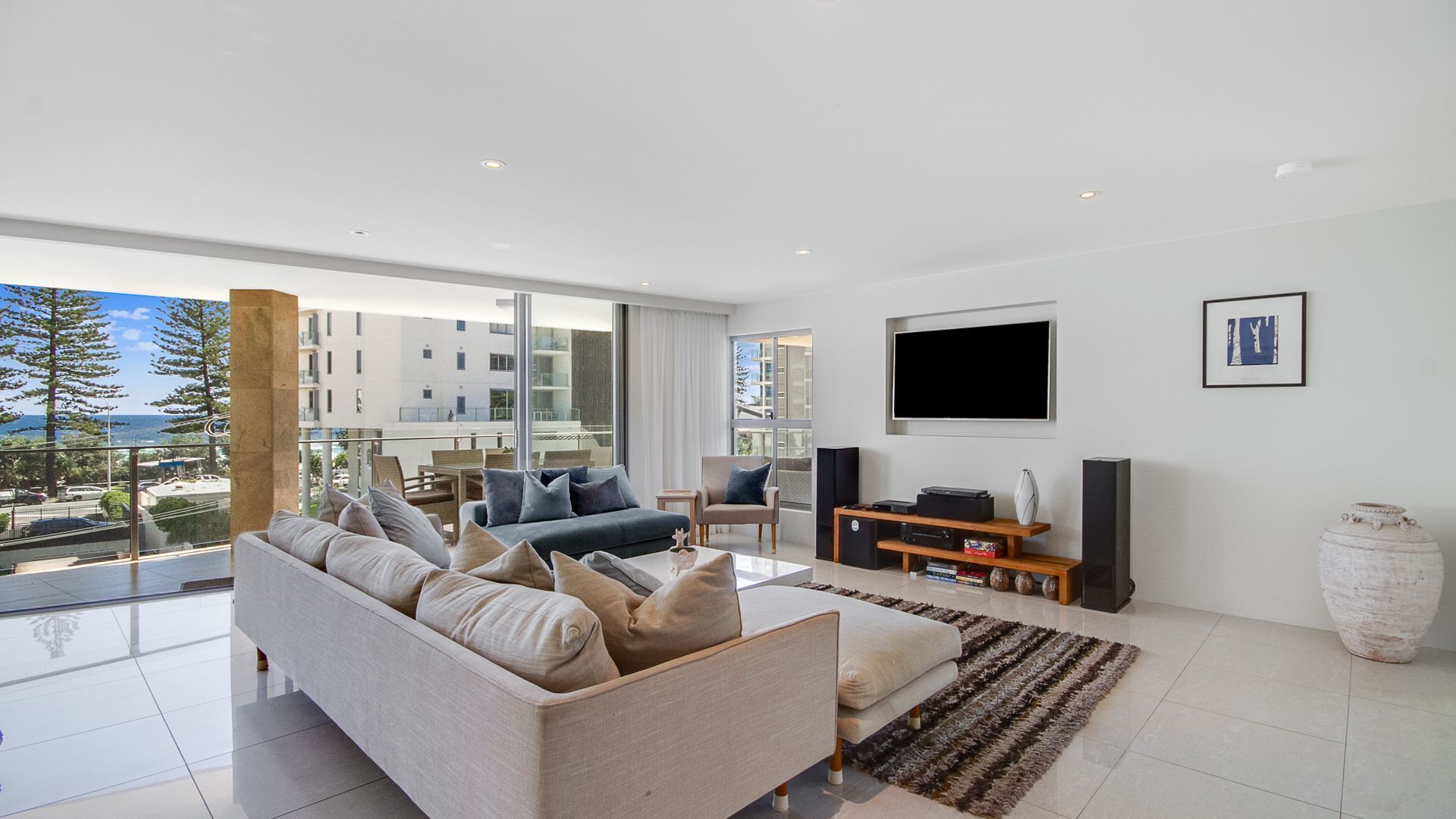 Maili 6 Luxury sky home apartment in Rainbow Bay Coolangatta Wi-Fi Included — image 9