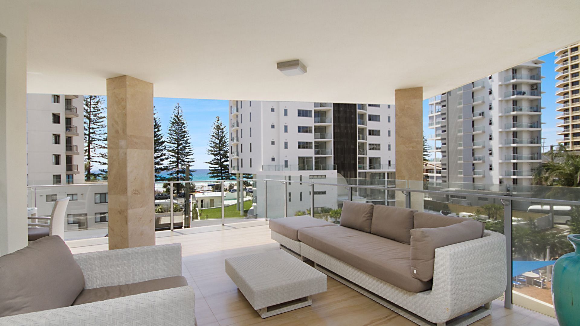Maili 6 Luxury sky home apartment in Rainbow Bay Coolangatta Wi-Fi Included — image 2