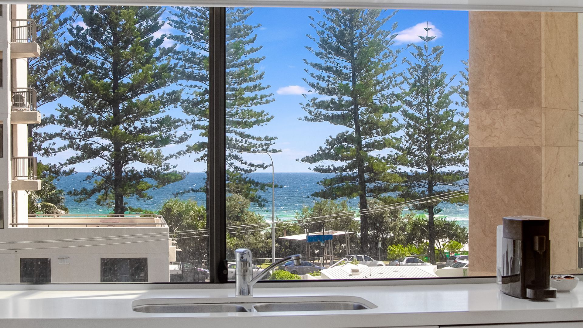 Maili 6 Luxury sky home apartment in Rainbow Bay Coolangatta Wi-Fi Included — image 21