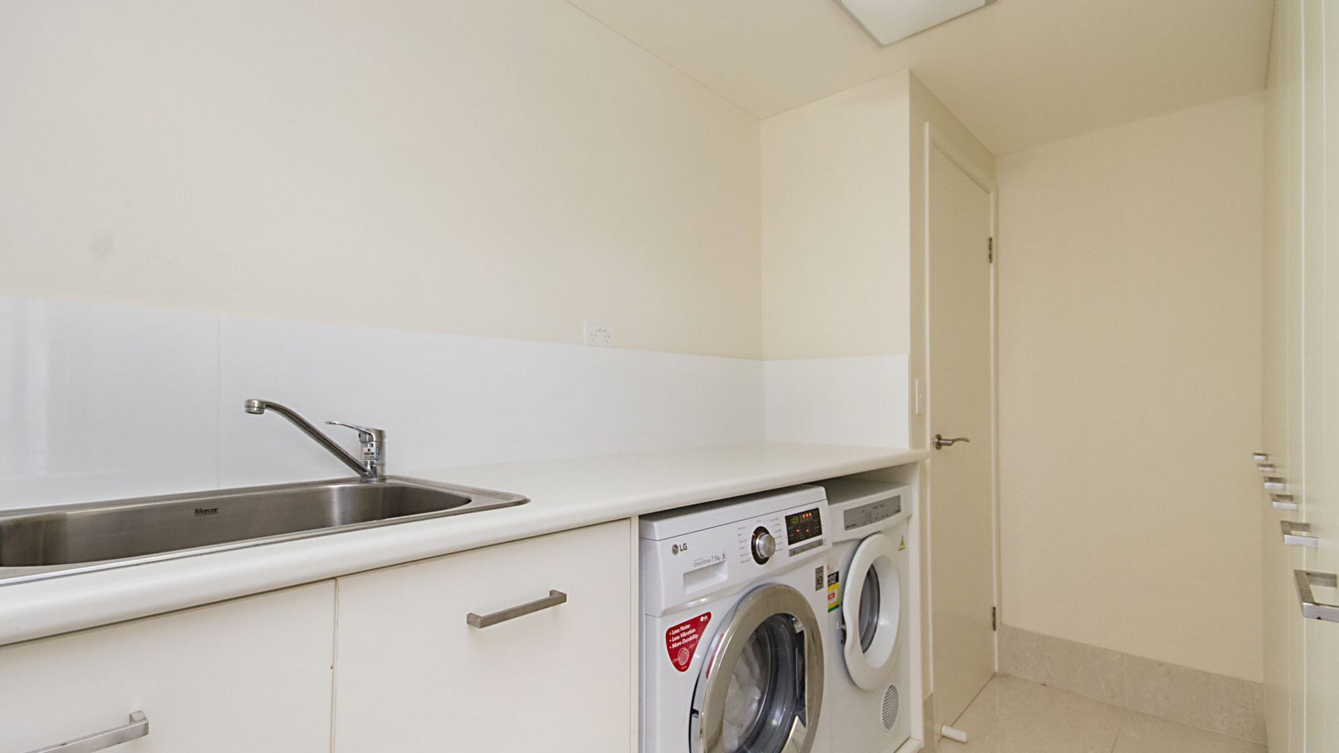 Maili 6 Luxury sky home apartment in Rainbow Bay Coolangatta Wi-Fi Included — image 20