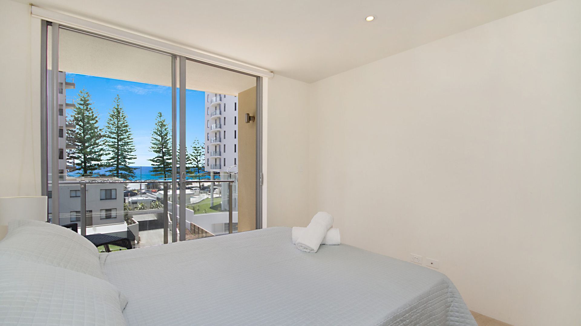 Maili 6 Luxury sky home apartment in Rainbow Bay Coolangatta Wi-Fi Included — image 16