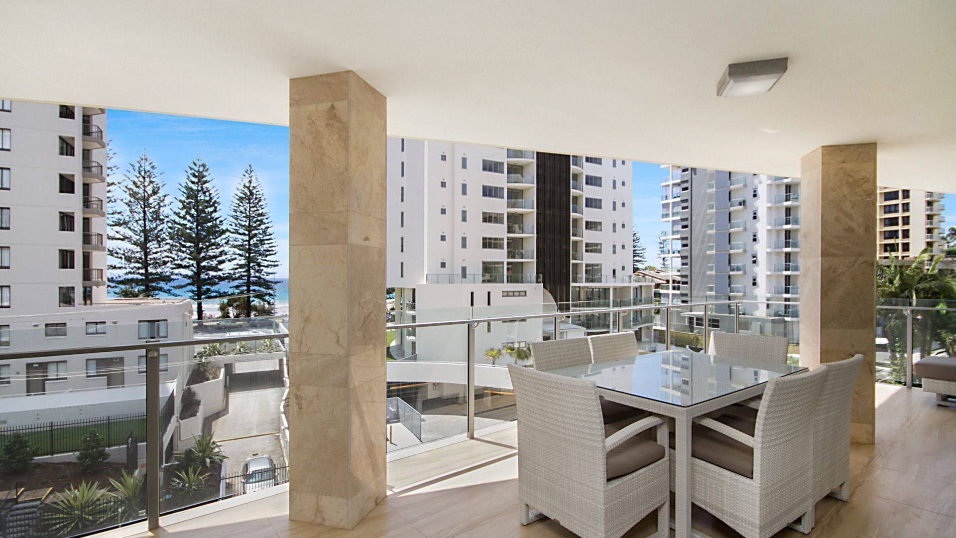 Maili 6 Luxury sky home apartment in Rainbow Bay Coolangatta Wi-Fi Included — image 10