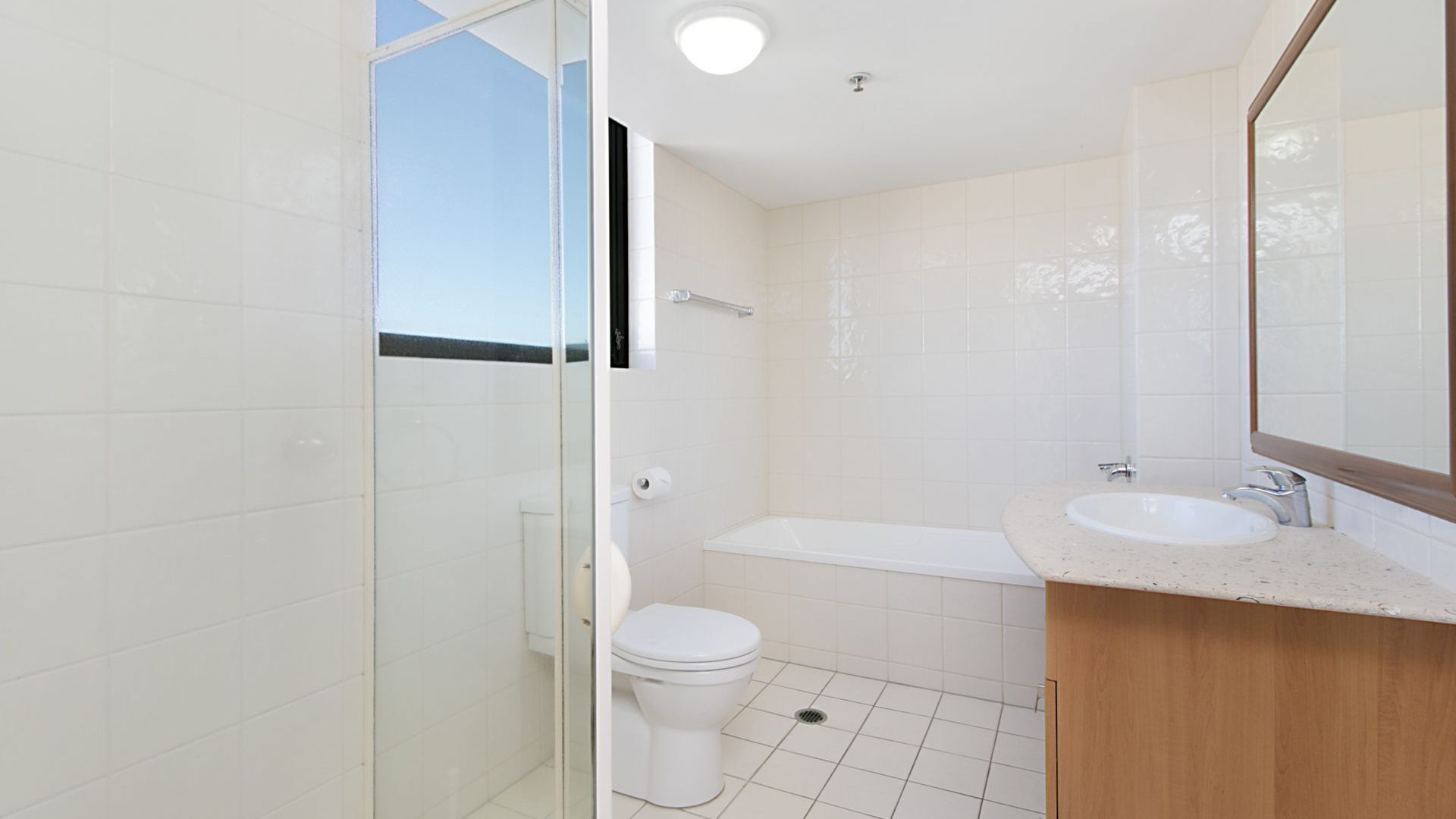 Calypso Tower Unit 807 Three bedroom beachfront apartment in central Coolangatta — image 16