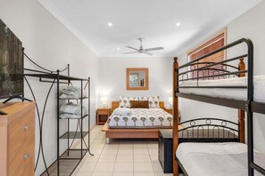1 habitación, tabla de planchar con plancha, wifi y ropa de cama 