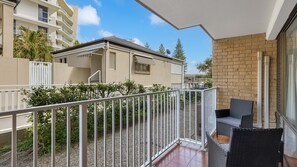 Property grounds - Cobden Court Unit 2 Walking distance from Rainbow Bay and Snapper Beaches with Wi-Fi Inc. (Coolangatta)