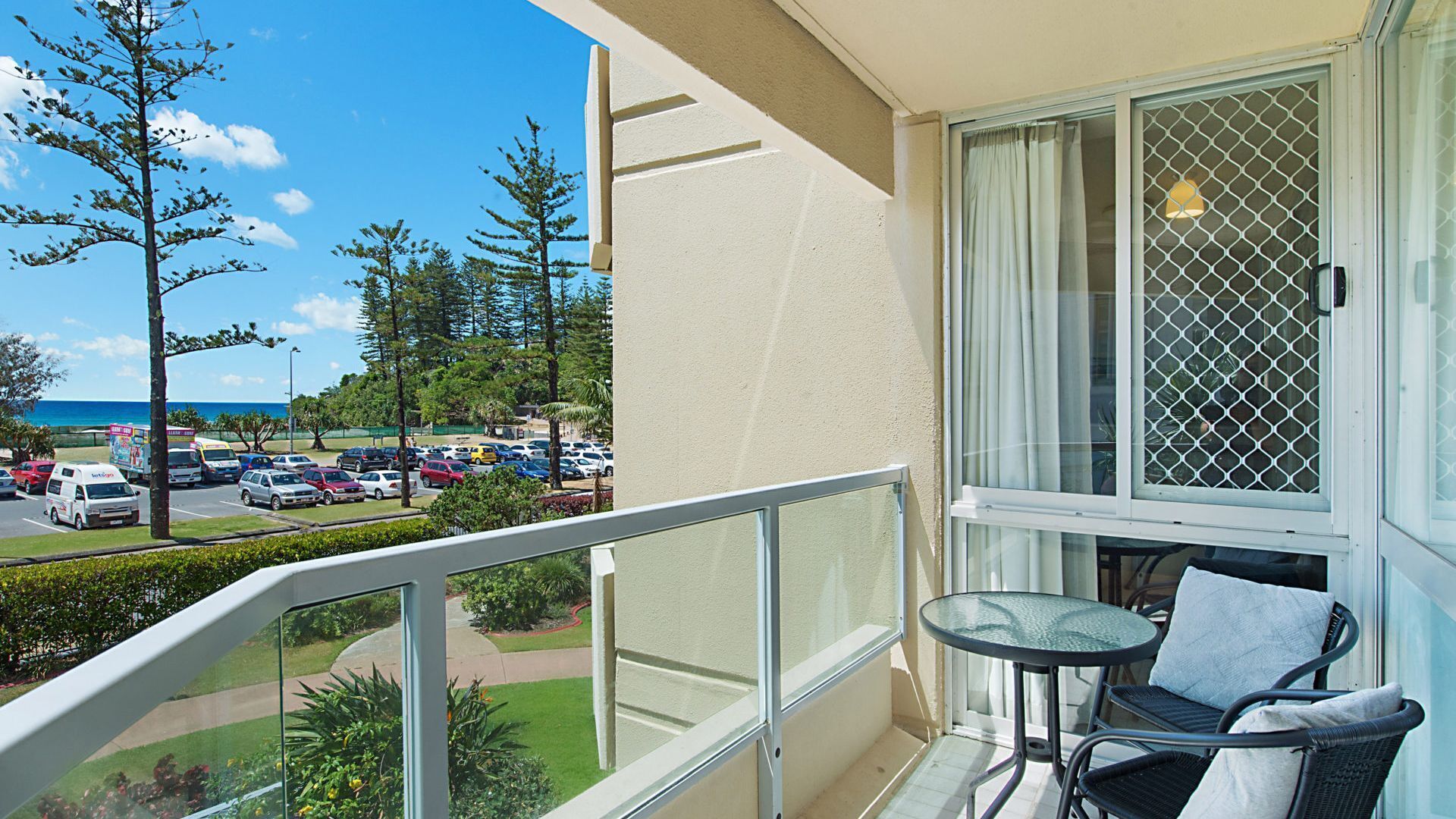 Kooringal Unit 3 Right on Greenmount Beach Coolangatta with Wi-Fi Included — image 6