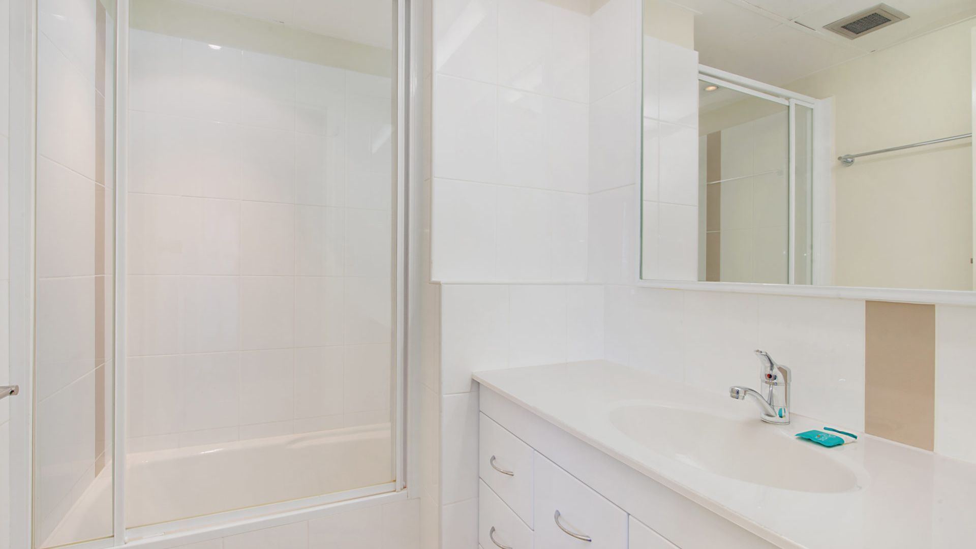 Kooringal Unit 3 Right on Greenmount Beach Coolangatta with Wi-Fi Included — image 12