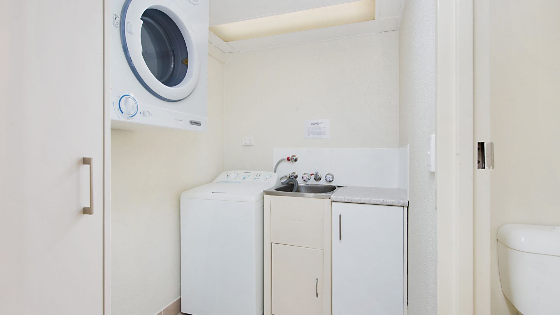 Kooringal Unit 3 Right on Greenmount Beach Coolangatta with Wi-Fi Included — image 3