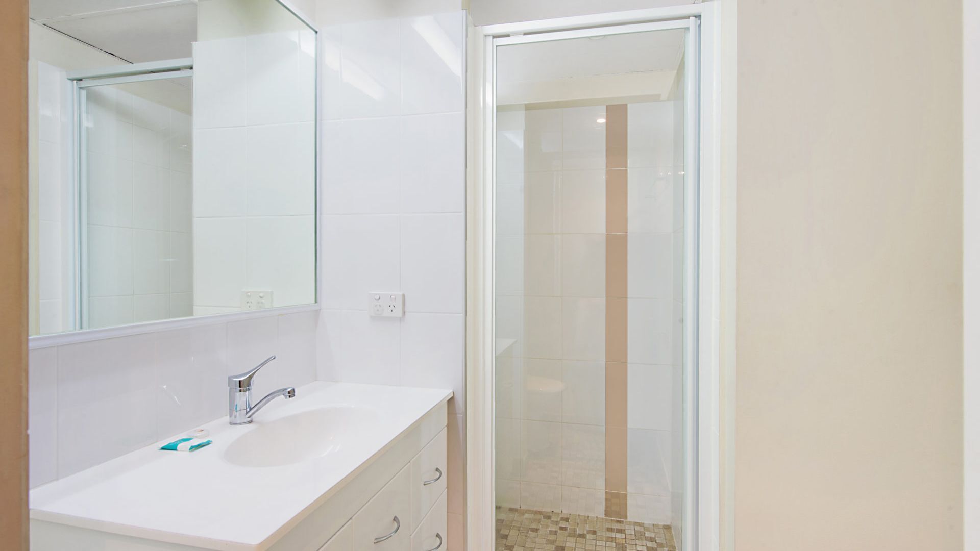 Kooringal Unit 3 Right on Greenmount Beach Coolangatta with Wi-Fi Included — image 10