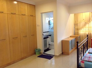 Triple Room, Non Smoking | Bathroom