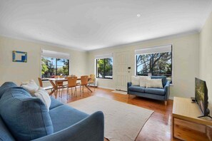 TV - Beachfront unit - Belle Escapes Jervis Bay (Vincentia)