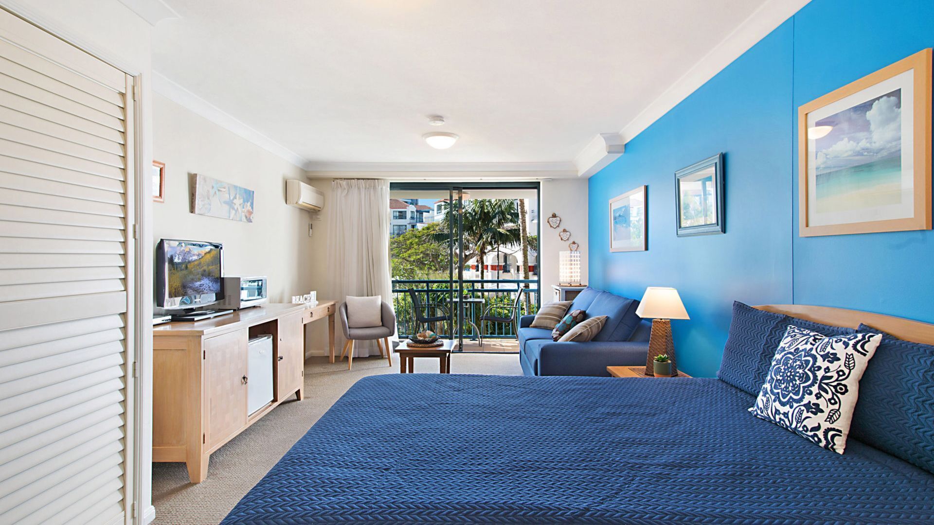 Calypso Plaza Resort Unit 215 Motel Style room on Coolangatta beachfront with Wi-Fi Inc. — image 10