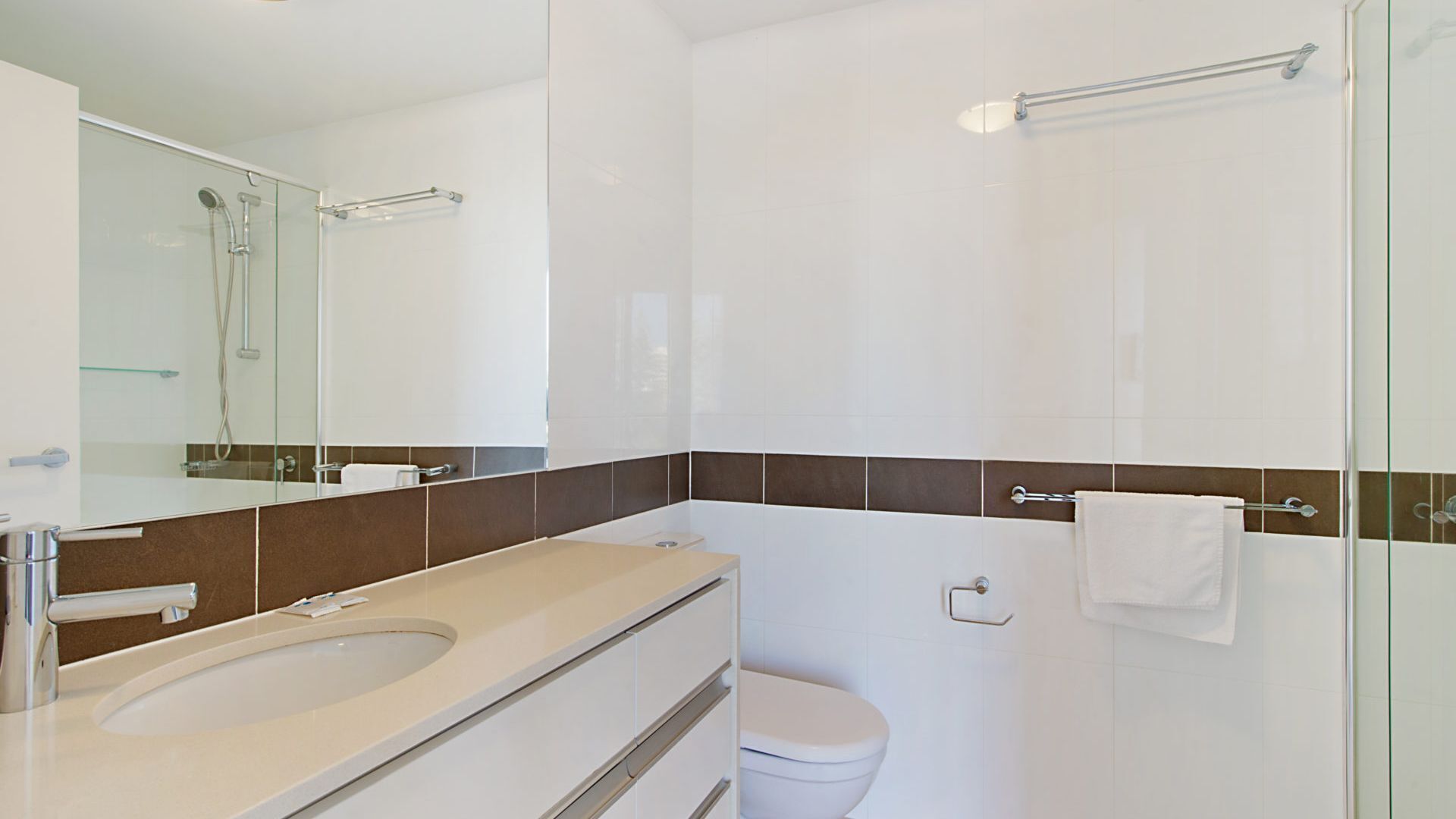 Reflections tower 2 Unit 401 Greenmount Beachfront with Wi-Fi included Easy walk to shops and cafes — image 17