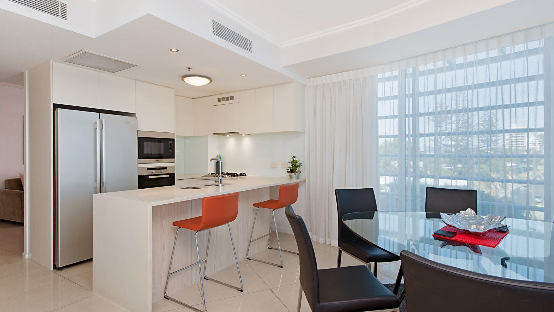 Reflections tower 2 Unit 401 Greenmount Beachfront with Wi-Fi included Easy walk to shops and cafes — image 8