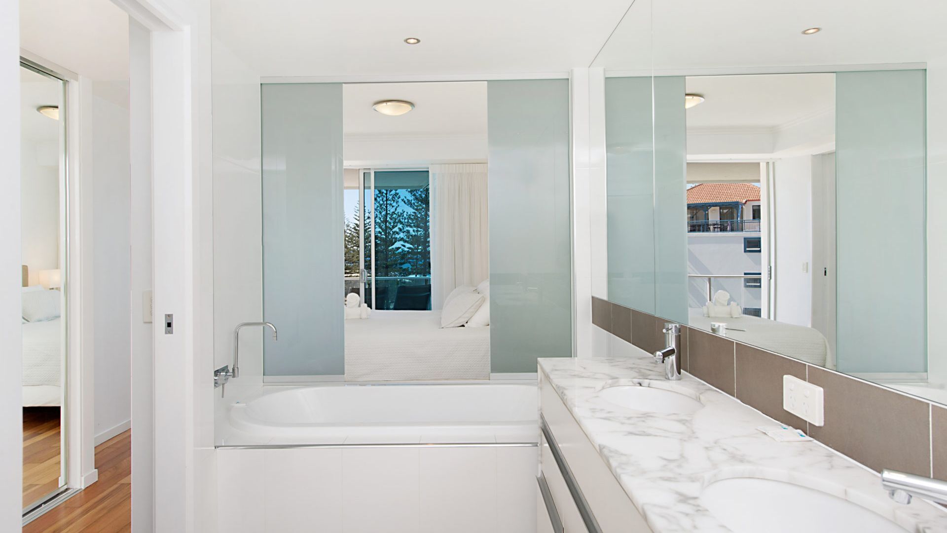 Reflections tower 2 Unit 401 Greenmount Beachfront with Wi-Fi included Easy walk to shops and cafes — image 14
