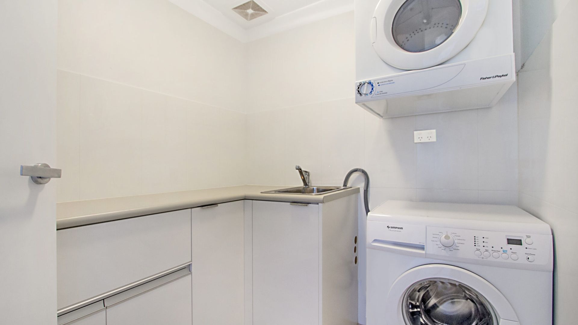 Reflections tower 2 Unit 401 Greenmount Beachfront with Wi-Fi included Easy walk to shops and cafes — image 3