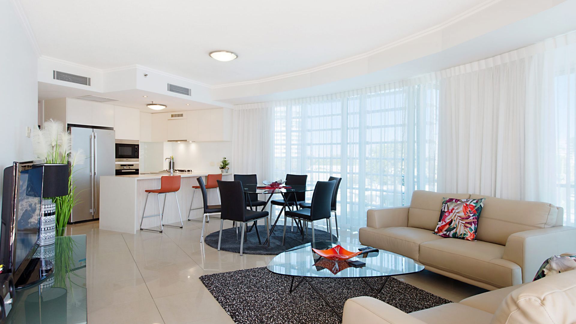 Reflections tower 2 Unit 401 Greenmount Beachfront with Wi-Fi included Easy walk to shops and cafes — image 2
