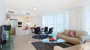 TV - Reflections tower 2 Unit 401 Greenmount Beachfront with Wi-Fi included Easy walk to shops and cafes (Coolangatta)