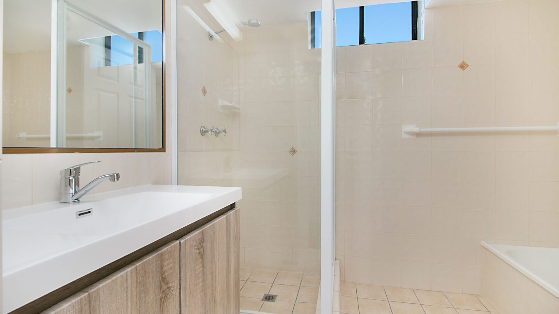 Chateau Royale Unit 36 Situated on Kirra hill overlooking Coolangatta — image 11