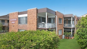 A two-story apartment building with a sign reading "Allamanda Court." - Allamanda Court Unit 6 neat and tidy unit handy to Tweed Heads Bowls Club (Tweed Heads)