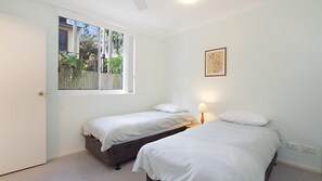 2 chambres, fer et planche à repasser