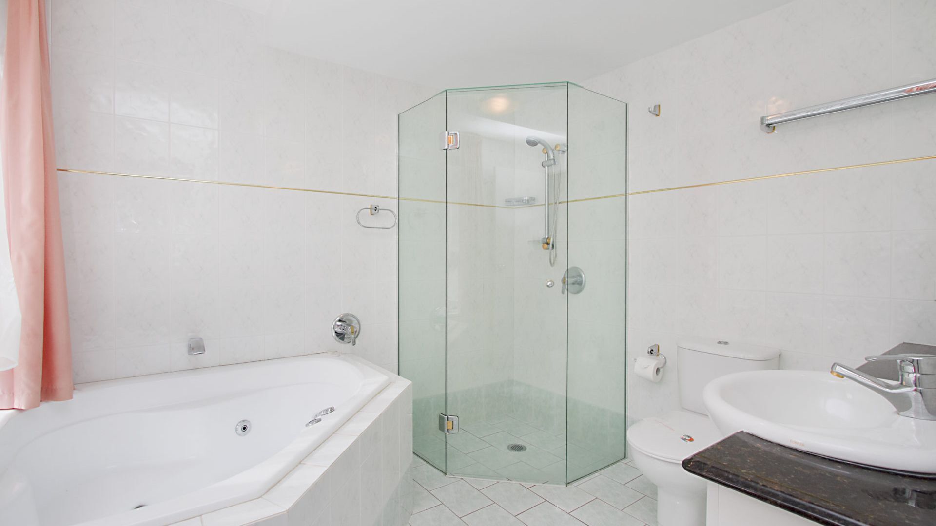 Classique Unit 3 Just one street from the beach in Rainbow Bay Coolangatta — image 8