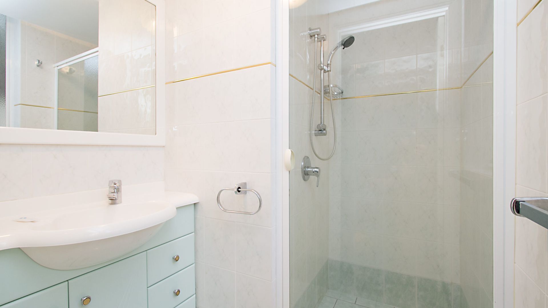 Classique Unit 3 Just one street from the beach in Rainbow Bay Coolangatta — image 9