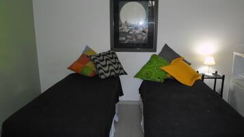 1 quarto, cofres nos quartos, ferros/tábuas de passar roupa