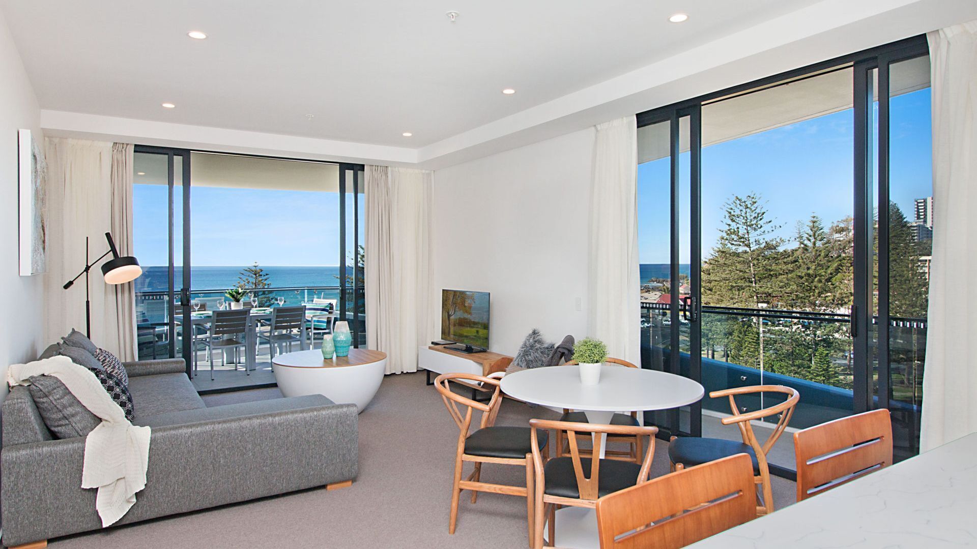Iconic Unit 704 Luxury beachfront apartment with Wi-Fi on Kirra beach in Coolangatta — image 8