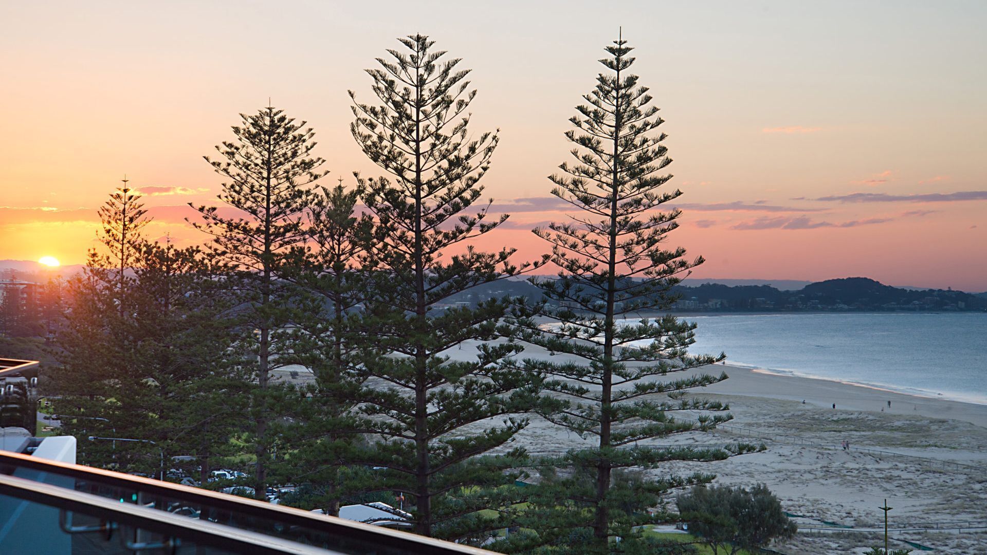 Iconic Unit 704 Luxury beachfront apartment with Wi-Fi on Kirra beach in Coolangatta — image 6