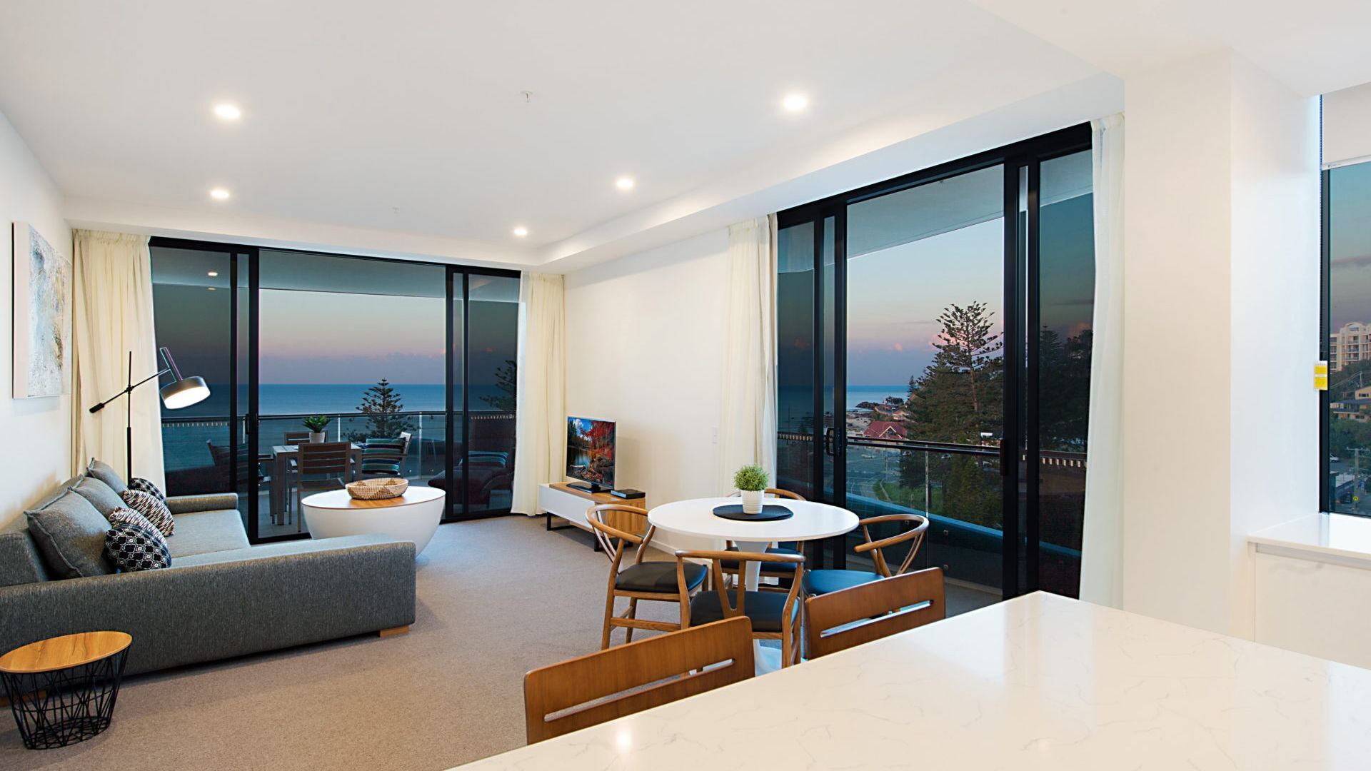Iconic Unit 704 Luxury beachfront apartment with Wi-Fi on Kirra beach in Coolangatta — image 9
